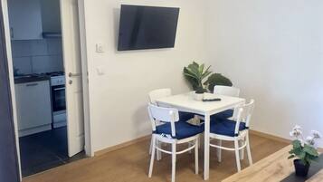 Basic Apartment | Dining