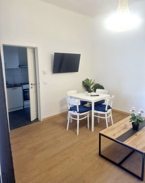 Basic Apartment | Dining - 10 Min to Westbahnhof 1BR with Living (Wien)