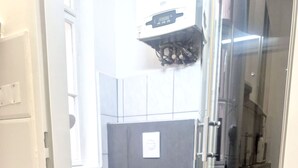 A modern bathroom with a toilet, bidet, and shower. - 10 Min to Westbahnhof 1BR with Living (Wien)