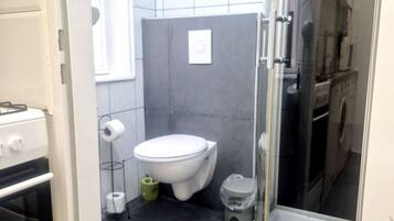 Basic Apartment | Bathroom