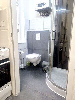 Basic Apartment | Bathroom - 10 Min to Westbahnhof 1BR with Living (Wien)