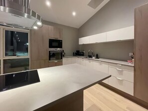 Private kitchen - Moderne bolig med 3 dobbeltsenger 2 bad (DRAMMEN)
