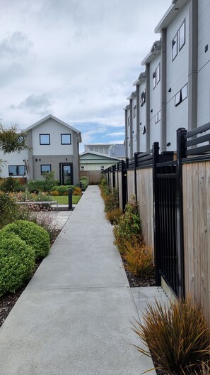 Property grounds - Private studio room over the road from the beach, 2 mins to hot pools (Christchurch)