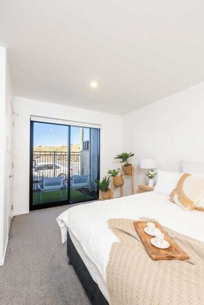 Room - Private studio room over the road from the beach, 2 mins to hot pools (Christchurch)