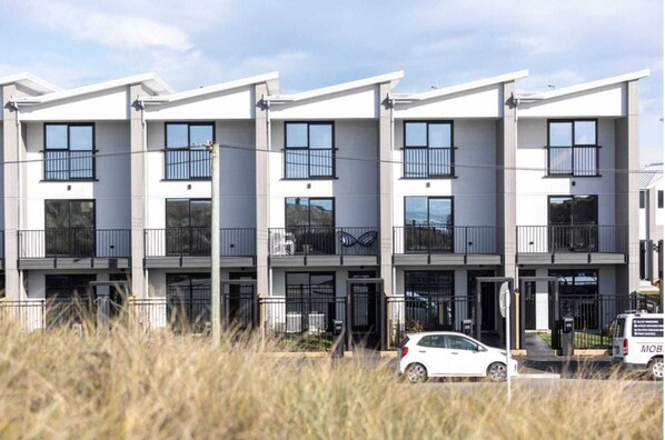 Exterior - Private studio room over the road from the beach, 2 mins to hot pools (Christchurch)
