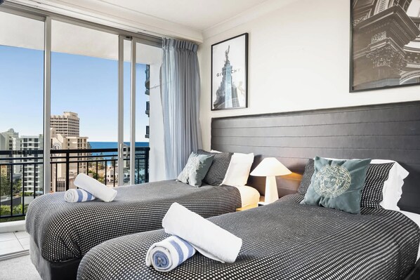 Room - Stunning Ocean View, Pools, Spa & Beach (Surfers Paradise)