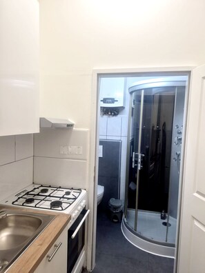 Wasserkocher mit Kaffee-/Teezubehör, Kühlschrank, Mikrowelle, Ofen