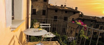 Elegante appartamento affacciato sulla piazza principale di Montone