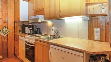 Fridge, microwave, dishwasher, cookware/dishes/utensils