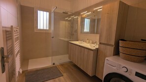 Shower, hair dryer, toilet paper - Vrbo Property (Saint-Pierre-d'Oléron)