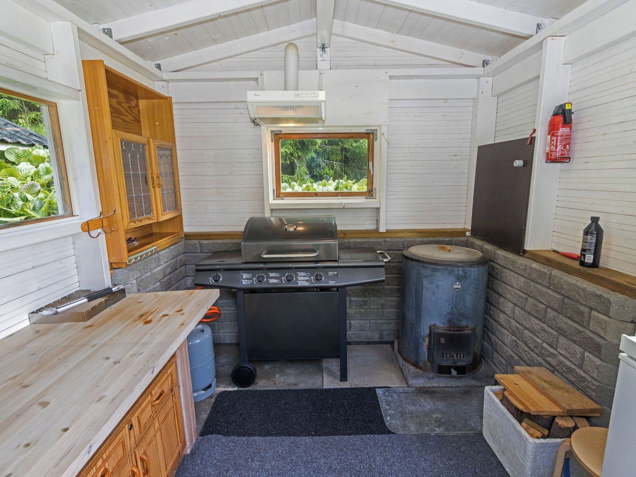 Fridge, microwave, dishwasher, cookware/dishes/utensils