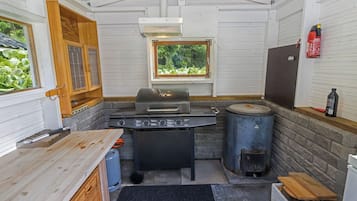 Fridge, microwave, dishwasher, cookware/dishes/utensils