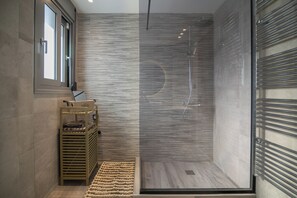 Shower, hair dryer, towels, soap - MarYsol Luxury Maison with swimming pool and sea view (Eantio)