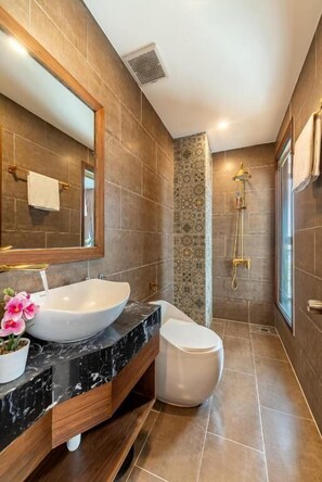 Deluxe Studio, City View | Bathroom - Dian Hotel & Apartment (Da Nang)