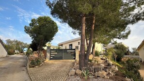 Property grounds - Villa Celeste pool and sea view, beach nearby (Pietrosella)
