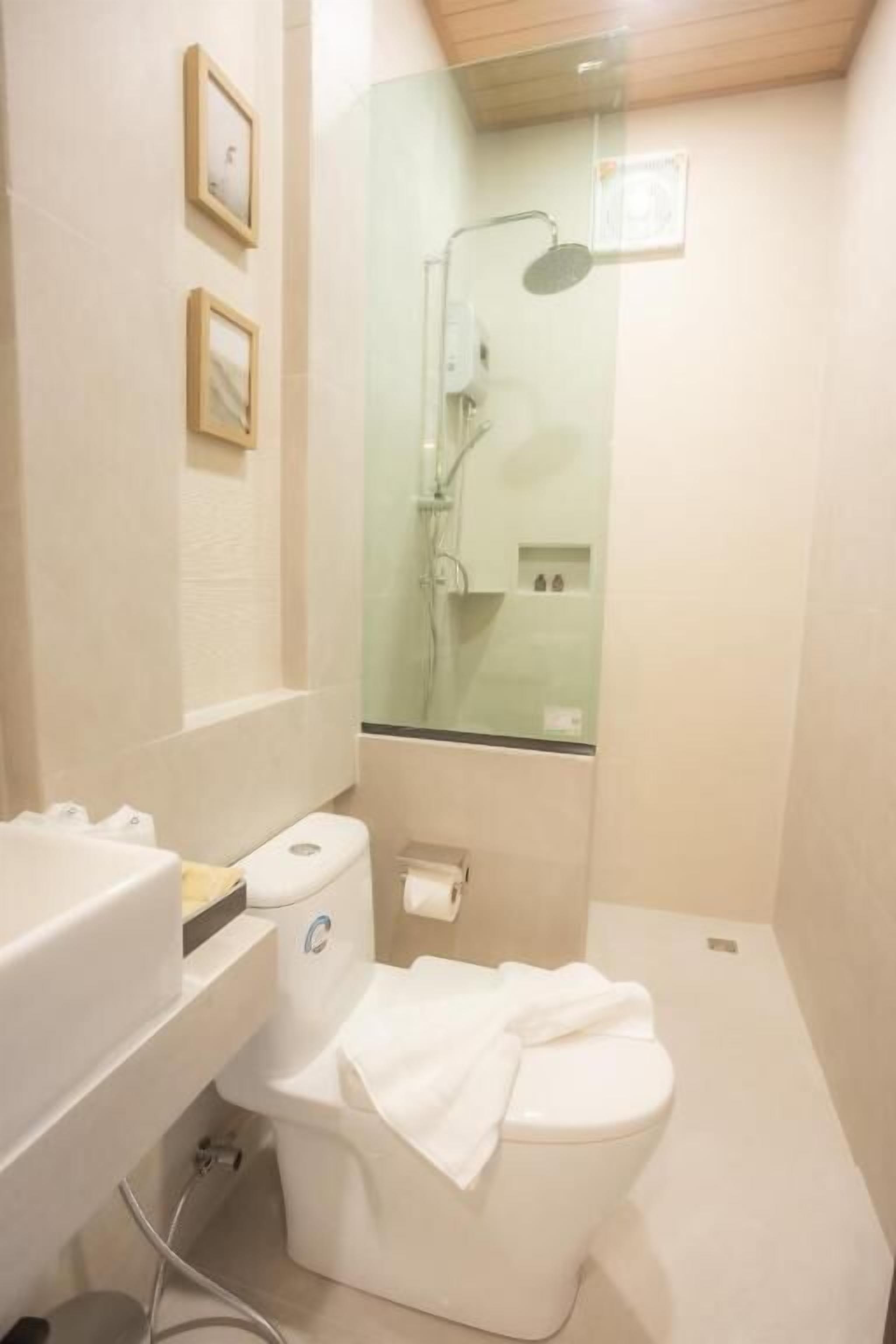 Een douche, gratis toiletartikelen, een haardroger, handdoeken