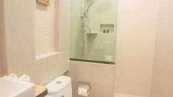 Een douche, gratis toiletartikelen, een haardroger, handdoeken
