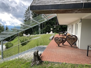 Terrace/patio - AlpenLoft Gerlitzen: From the Mountain to the Lake, including a free KärntenCard (Kanzelhöhe)