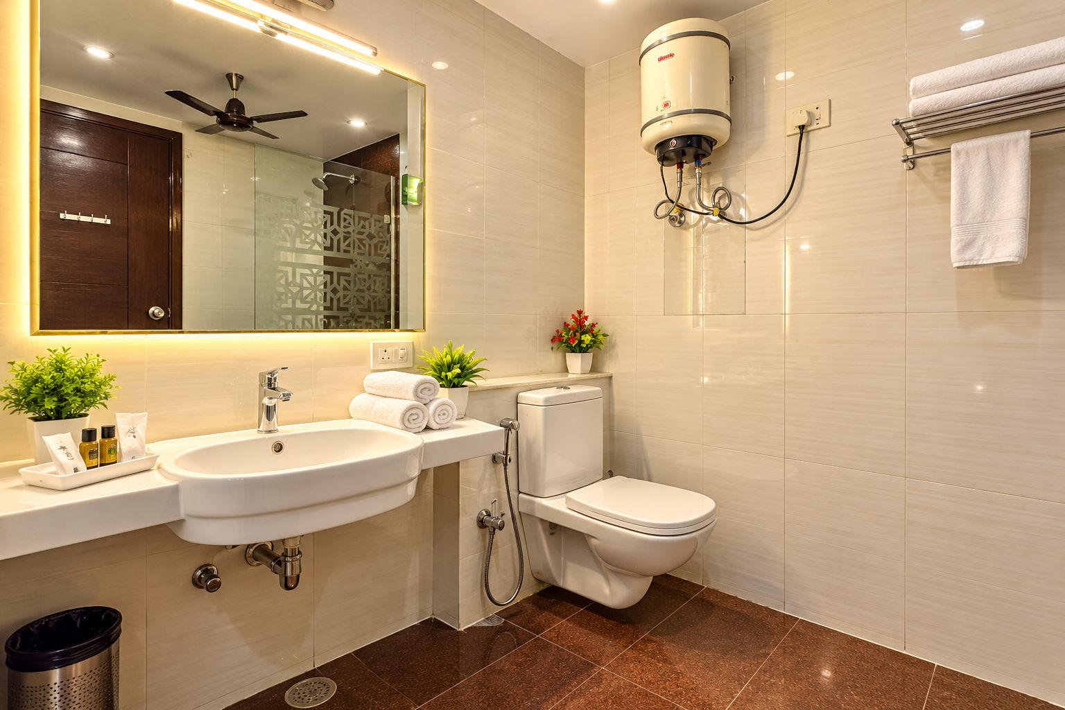 Un baño moderno con lavamanos, inodoro y ducha.