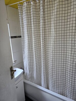 Shared Dormitory, 1 Bedroom | Bathroom shower - Room-cozy Room in Central Dublin With Ga (Dublin)