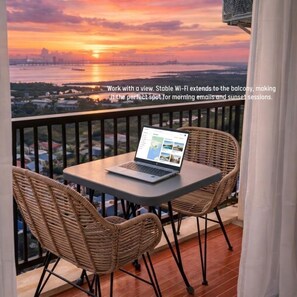Outdoor dining - 10 Mins to Mactan-Cebu Airport • ZeeCloud Muji Suites with Sea City View Balcony (Lungsod ng Lapu-Lapu)