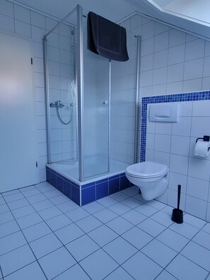 Dusche, Haartrockner, Handtücher, Seife
