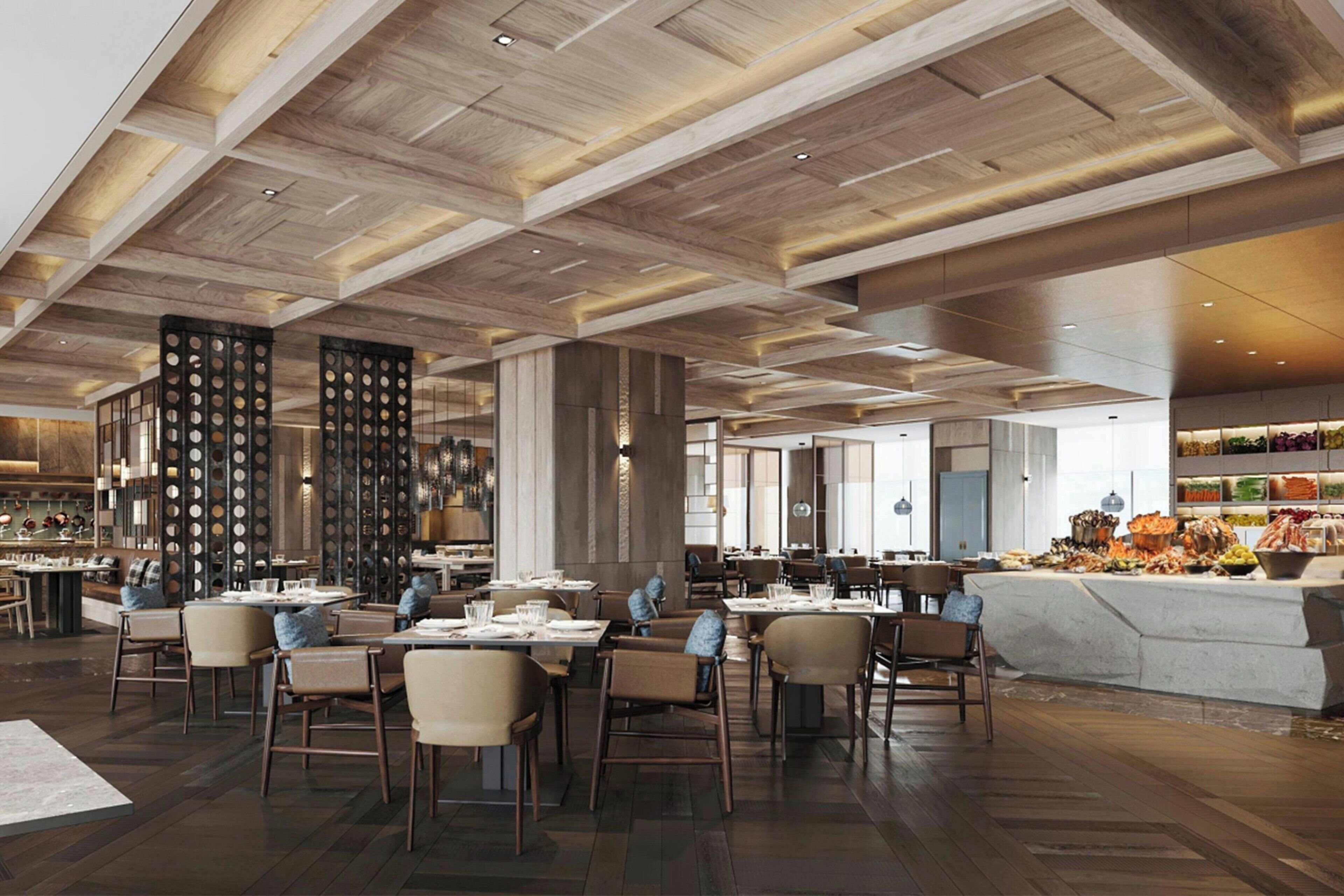En rymlig restaurang med högt i tak, träpanel på väggarna och olika typer av sittplatser.