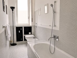 Assecador de cabells, bidet, tovalloles i sabó 
