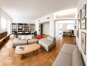 Living area - Vrbo Property (Milano)