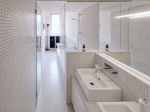 Bathroom - Vrbo Property (Milano)
