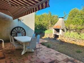 Outdoor dining - Vrbo Property (Saint-Drézéry)