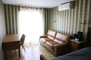 Room - Vrbo Property (Saint-Drézéry)