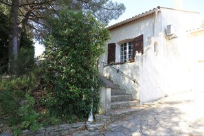 Exterior - Vrbo Property (Saint-Drézéry)