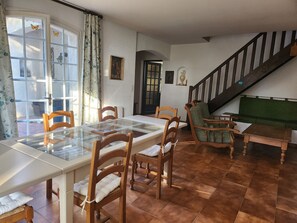 Dining - Vrbo Property (Saint-Drézéry)