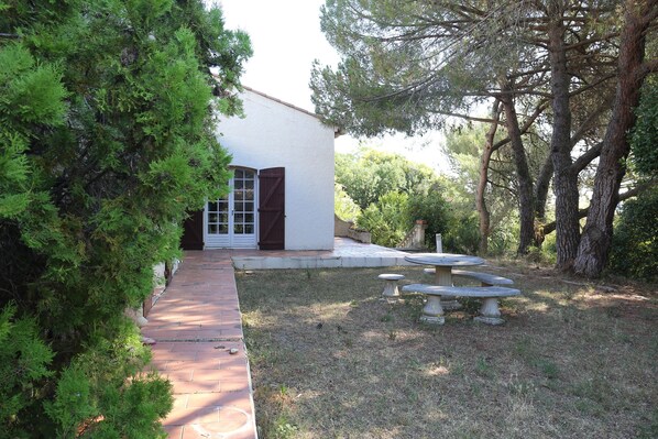 Outdoor dining - Vrbo Property (Saint-Drézéry)
