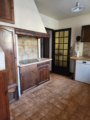 Fridge, microwave, oven, stovetop - Country House (Saint-Drézéry)