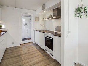 Kühlschrank, Mikrowelle, Geschirrspüler, Kochgeschirr/Geschirr/Besteck