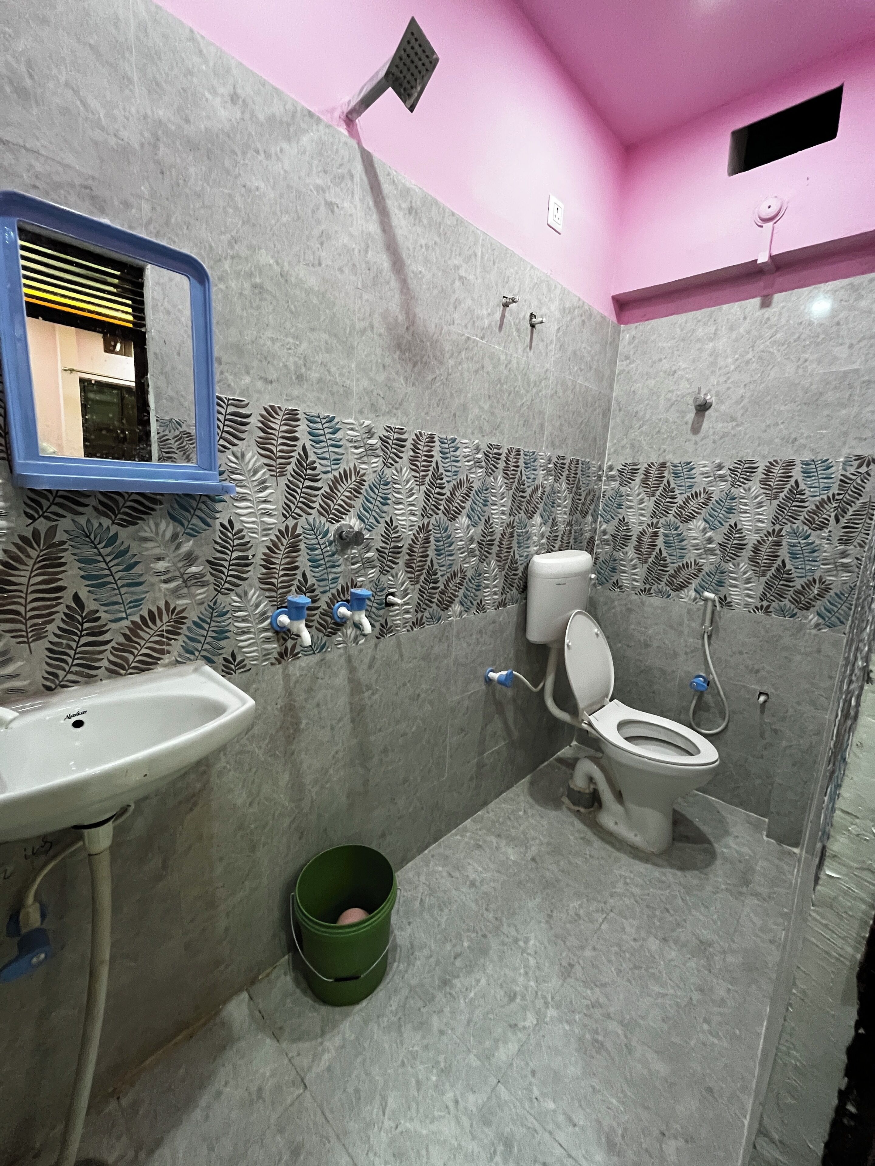 Une salle de bain avec un lavabo, des toilettes et une douche.