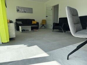 Living area - "Ankerplatz Wangermeer" — Near the North Sea: 2 exclusive vacation homes for up to 12 people. (Wangerland)