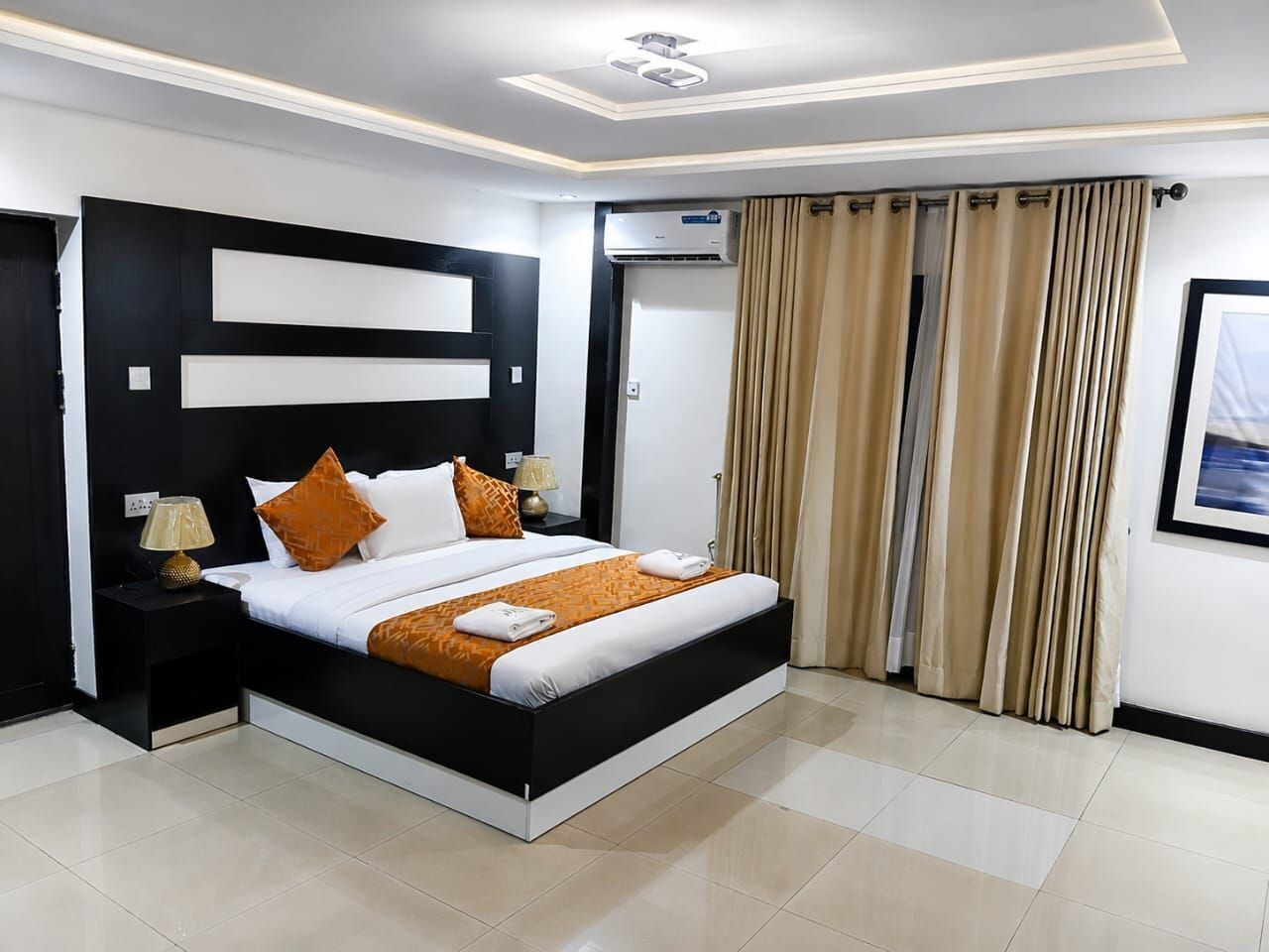 3 habitaciones, tabla de planchar con plancha, wifi y ropa de cama 