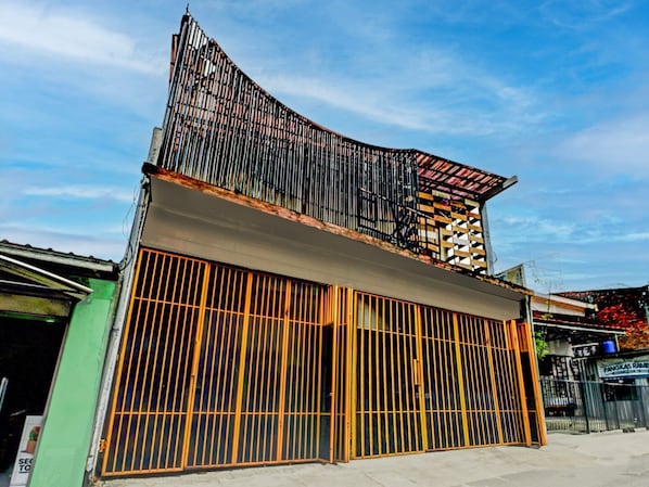 House | Exterior - Cozy Double Escape W/ Free Wifi and Parking (Surabaya)