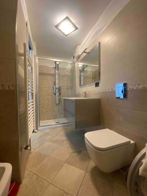Hair dryer, towels, soap, toilet paper - Vrbo Property (Pagliadiccio)