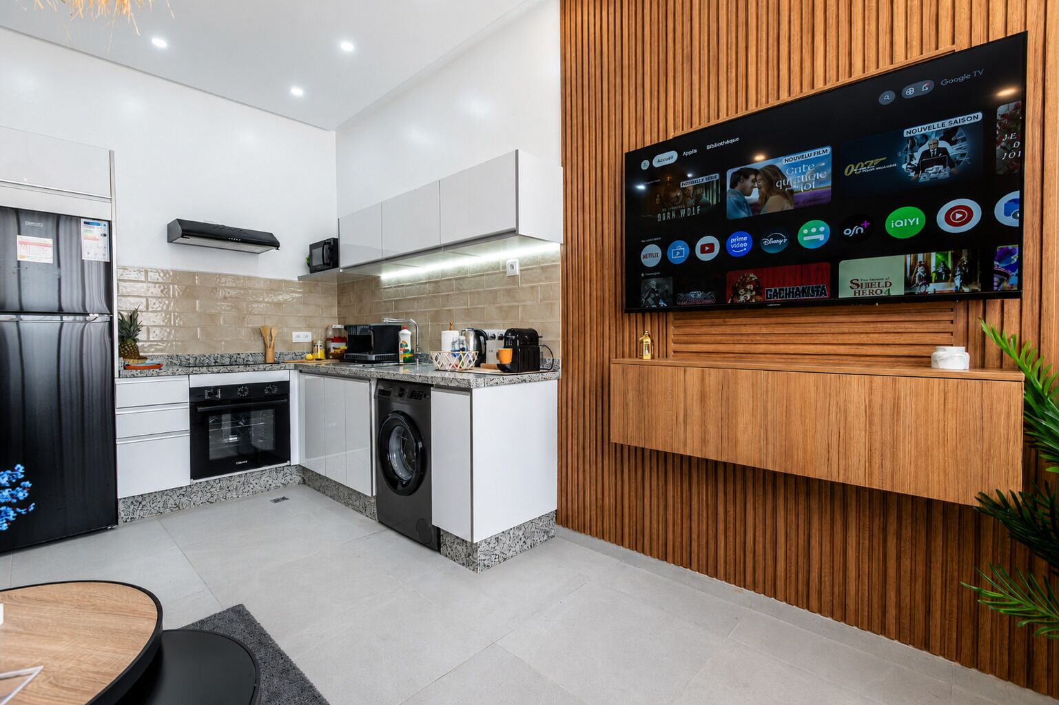 Refrigerador, microondas, placa de cocina, cafetera/tetera