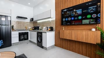 Refrigerador, microondas, placa de cocina, cafetera/tetera