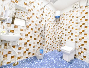 Quarto casal | Banheiro | Chuveiro, chinelos, sabonete, shampoo
