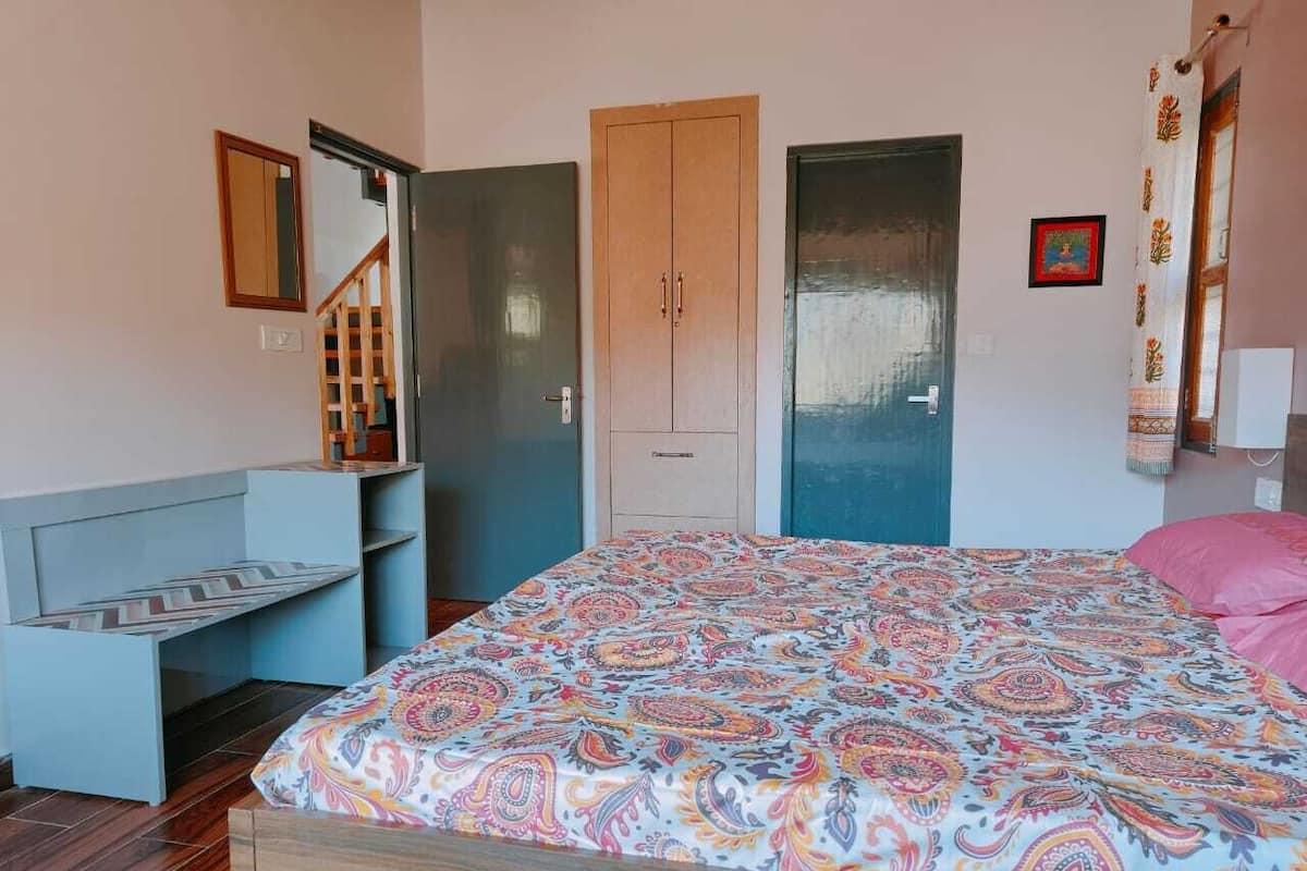 Villa, vista a la montaña | Caja de seguridad en la habitación y cortinas blackout