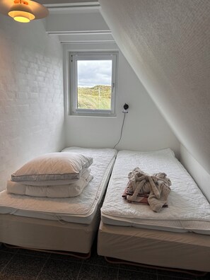 3 bedrooms, iron/ironing board, WiFi, bed sheets - Unique cottage with sea view - close to fantastic sandy beach/North Sea (pandrup)