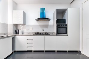 Private kitchen - Cozy 3 Bedroom Apartmen -Swimming Pool & Gym QQ (Lagos)