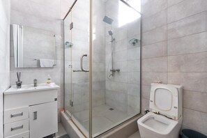 Towels, toilet paper - Cozy 3 Bedroom Apartmen -Swimming Pool & Gym QQ (Lagos)