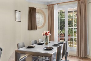 Dining - Quiet apartment in the city center (Antibes)